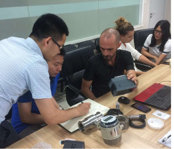 黃總、李工和工程師探討產品差異化訂制 黃總、李工和工程師探討產品差異化訂制