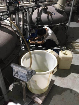 工程師進行現(xiàn)場調(diào)試