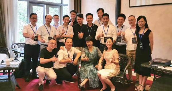 米科總經理范光興與校企及政府代表合影留念 米科總經理范光興與校企及政府代表合影留念